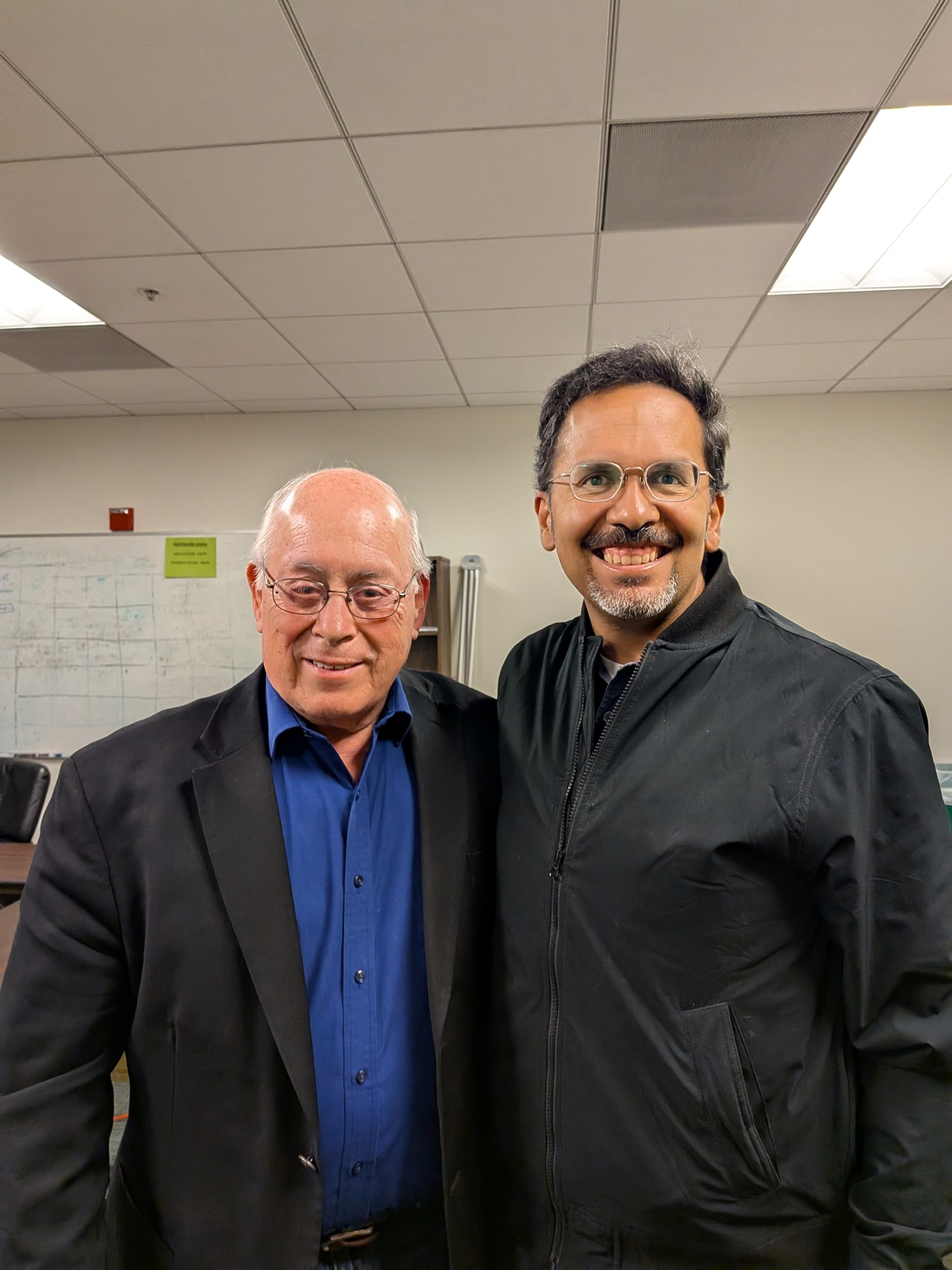 Baldemar Velásquez standing next to your correspondent, Chema Hernández Gil, in a San Francisco union hall. Both are smiling after a good conversation.